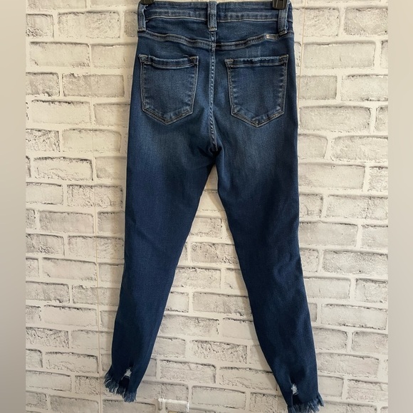 Women’s KanCan medium/dark wash distressed shark bite skinny jeans 5/26 - Picture 2 of 5